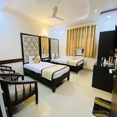 Hotel Pradeep Palace Gorakhpur Ngoại thất bức ảnh