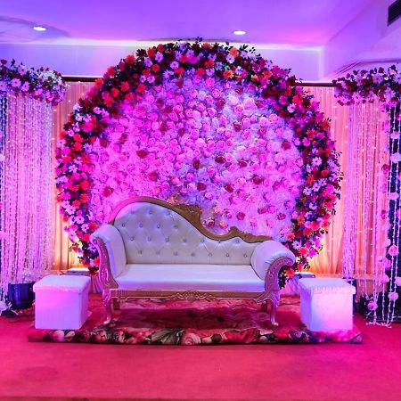 Hotel Pradeep Palace Gorakhpur Ngoại thất bức ảnh