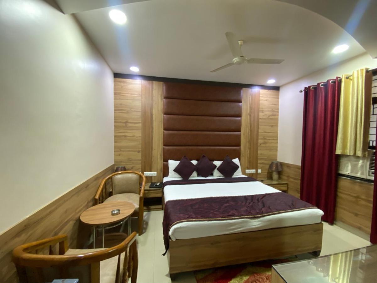 Hotel Pradeep Palace Gorakhpur Ngoại thất bức ảnh