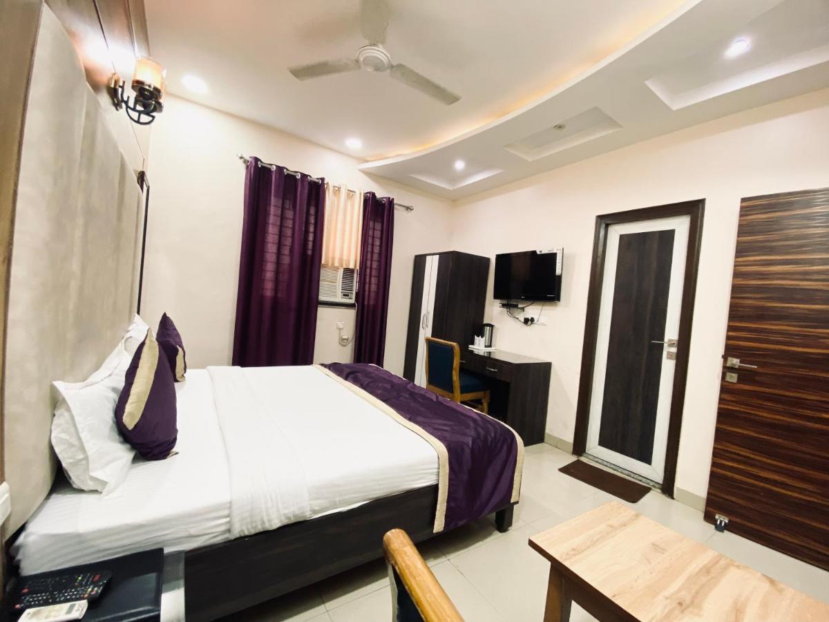 Hotel Pradeep Palace Gorakhpur Ngoại thất bức ảnh