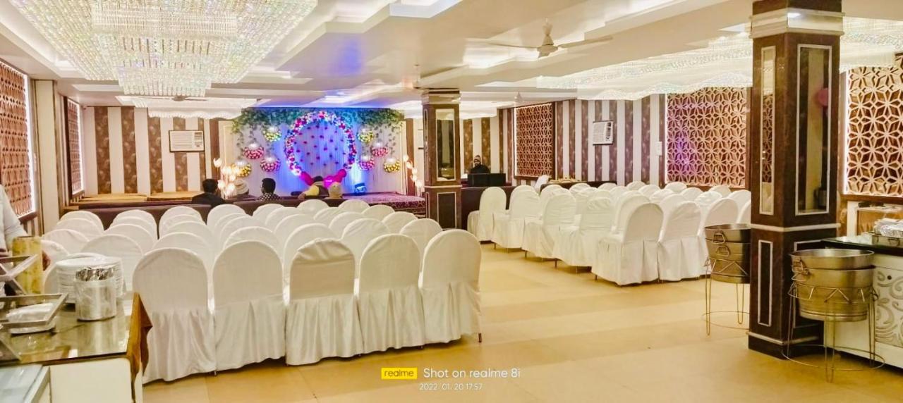 Hotel Pradeep Palace Gorakhpur Ngoại thất bức ảnh
