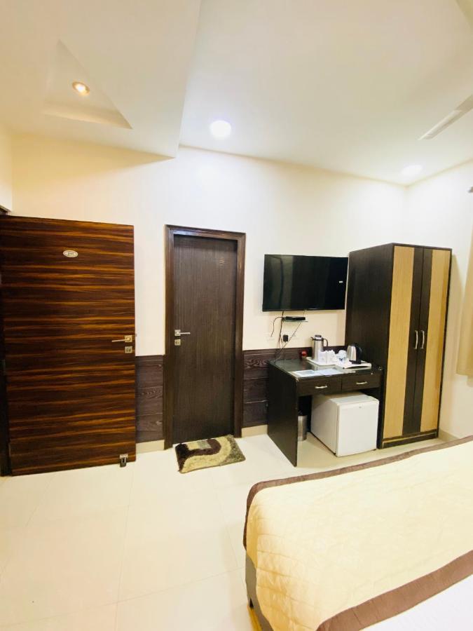 Hotel Pradeep Palace Gorakhpur Ngoại thất bức ảnh