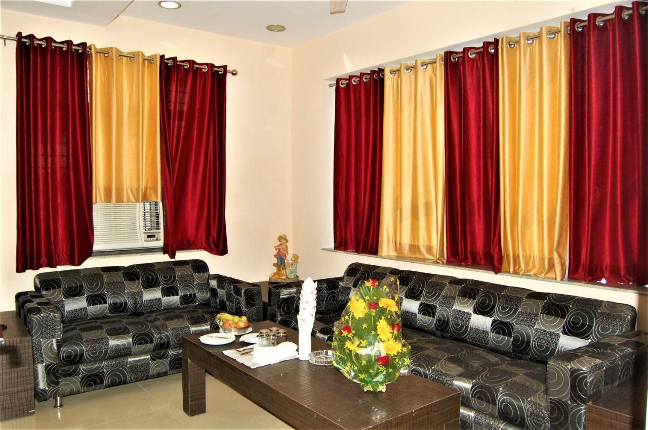 Hotel Pradeep Palace Gorakhpur Ngoại thất bức ảnh